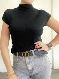 Remera de hilo negra cuello alto - comprar online
