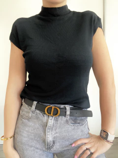 Remera de hilo negra cuello alto en internet