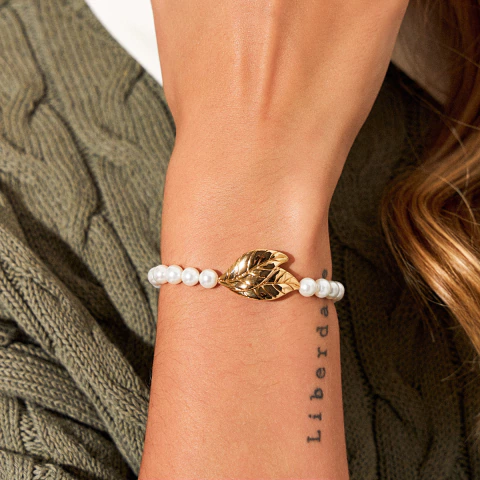 Pulseira de Pérola com Folha Trabalhada e Fecho Shambala Banho Ouro