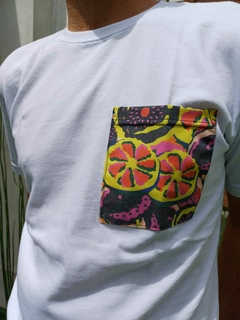 REMERA CON BOLSILLO BLANCA en internet