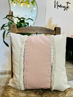 Almohadón natural y rosa 40x40 con apliques - comprar online