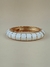 Bracelete dourado com cores e texturas na internet
