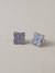 Brinco florzinha pequena com strass