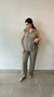 Conjunto de blusa e calça na internet