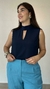 Blusa de regata gola alta com recortes