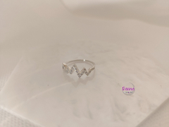 Anillo de ritmo cardiaco con corazón en internet