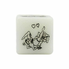 DADO BRILHA NO ESCURO DIVERSÃO EM CUBO