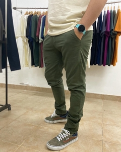 Pantalón chino recto gabardina