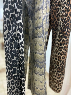 Pantalon gabardina reptil en internet