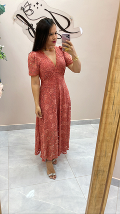 Vestido longuete todo em renda premium, peça forrada com fechamento a zíper, peça rica em detalhes
