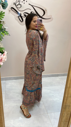 Vestido longo indiano em seda, com detalhes renda no decote na internet
