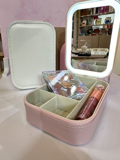 ESTUCHE CON ESPEJO LED en internet