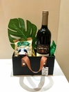 Cesta de vinho e aperitivos