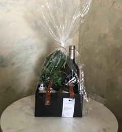 Cesta de vinho e aperitivos na internet