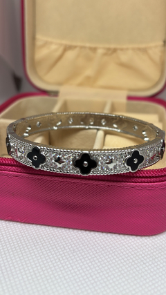 BRACELETE TREVO PRETO CRAVEJADO PRATA na internet