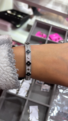 BRACELETE TREVO PRETO CRAVEJADO PRATA - DIAMOND’S JÓIAS & ACESSÓRIOS