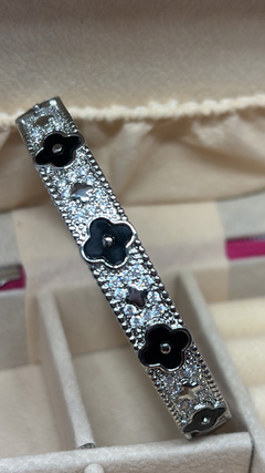 BRACELETE TREVO PRETO CRAVEJADO PRATA - loja online