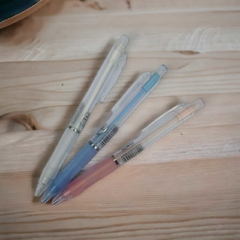Lapiseira Deli 0,7mm - 3 cores para escolher