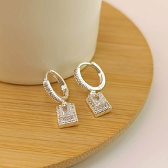Argollas CON DIJE RECTANGULAR BRILLANTE