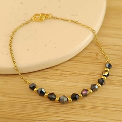 Pulsera dorada con Piedritas Negras