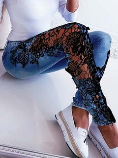 Calça jeans com crochê floral. - EveryForGirl