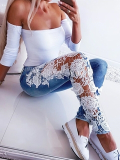 Calça jeans com crochê floral. na internet