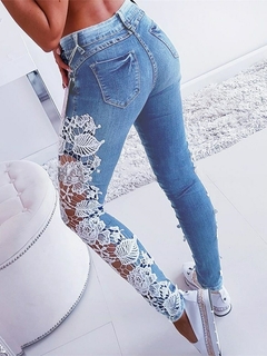 Calça jeans com crochê floral. - EveryForGirl