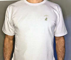 Camiseta Básica Praia Minimalista Branca - Camisetas de Samba com Estilo e Raiz | Curta Samba