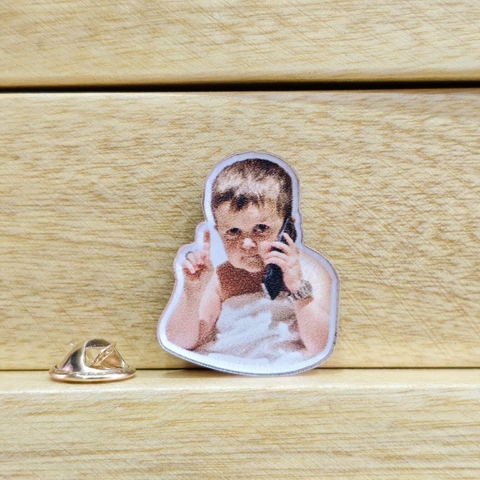 Pin Niño Espera Un Minuto - comprar en línea