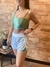 Shorts Verde Malva com Sobreposição Branco na internet