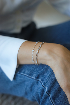 Pulseira três infinitos cravejados T.18 na internet