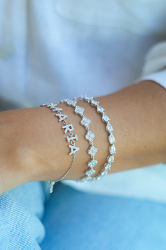 Pulseira trevos cravejados na internet