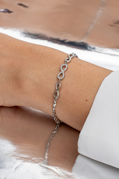 Pulseira três infinitos cravejados T.18 - comprar online