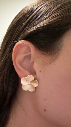 Brinco flor fosca b. de ouro G na internet