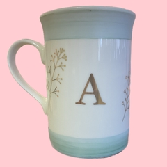 Caneca porcelana inicial em ouro e aquarela