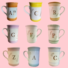 Caneca porcelana inicial em ouro e aquarela - comprar online