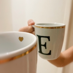 Caneca porcelana inicial em preto e borda em ouro - comprar online