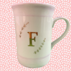Caneca porcelana inicial em ouro e aquarela - BIU personalizados