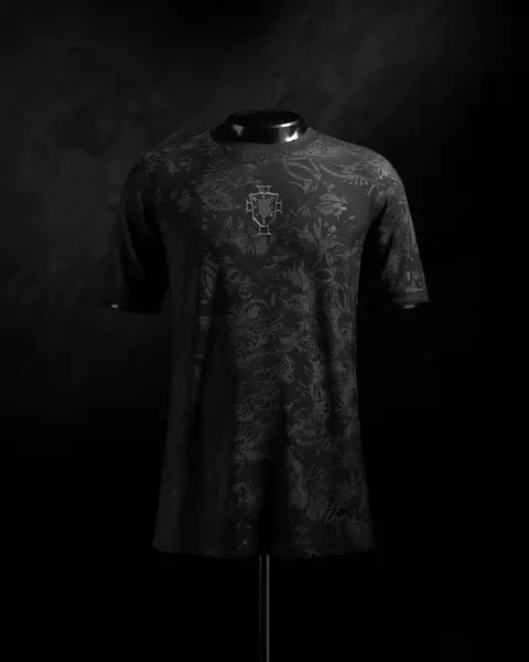 Camisa GOAT The Siu -Edição Especial Blackout 2024/25 CommaFootball - comprar online
