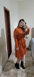 VESTIDO TERRACOTA MANGA LONGA GOLA ALTA E FAIXA NA CINTURA