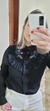 CAMISA PRETA MANGA LONGA COM DETALHES EM BABADO E BORDADO na internet