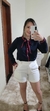 BLUSA AZUL MARINHO MANGA LONGA COM BOTÕES EM PÉROLAS E DETALHES EM LISTRA VERMELHA