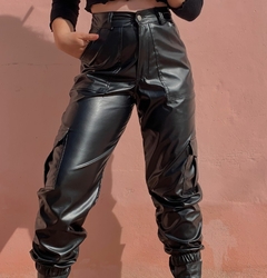 PANTALON ENGOMADO CARGO