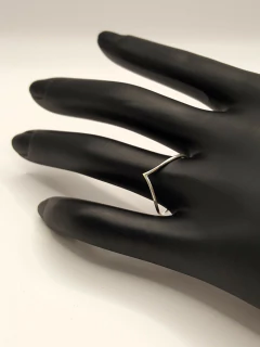 Anel Prata 925 Liso em V: Elegância e Minimalismo em um Único Acessório