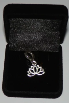 Berloque Flor de Lótus: Símbolo de Iluminação e Pureza - Prata 925