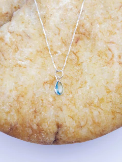 Colar com Pingente de Gota Azul