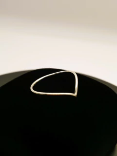 Anel Prata 925 Liso em V: Elegância e Minimalismo em um Único Acessório