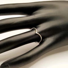 Anel Prata 925 Liso em V: Elegância e Minimalismo em um Único Acessório