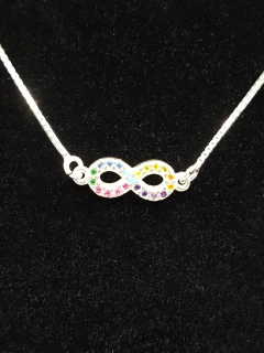 Colar Infinito Cravejado: Elegância e Significado em um Único Acessório
