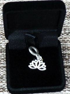 Berloque Flor de Lótus: Símbolo de Iluminação e Pureza - Prata 925
